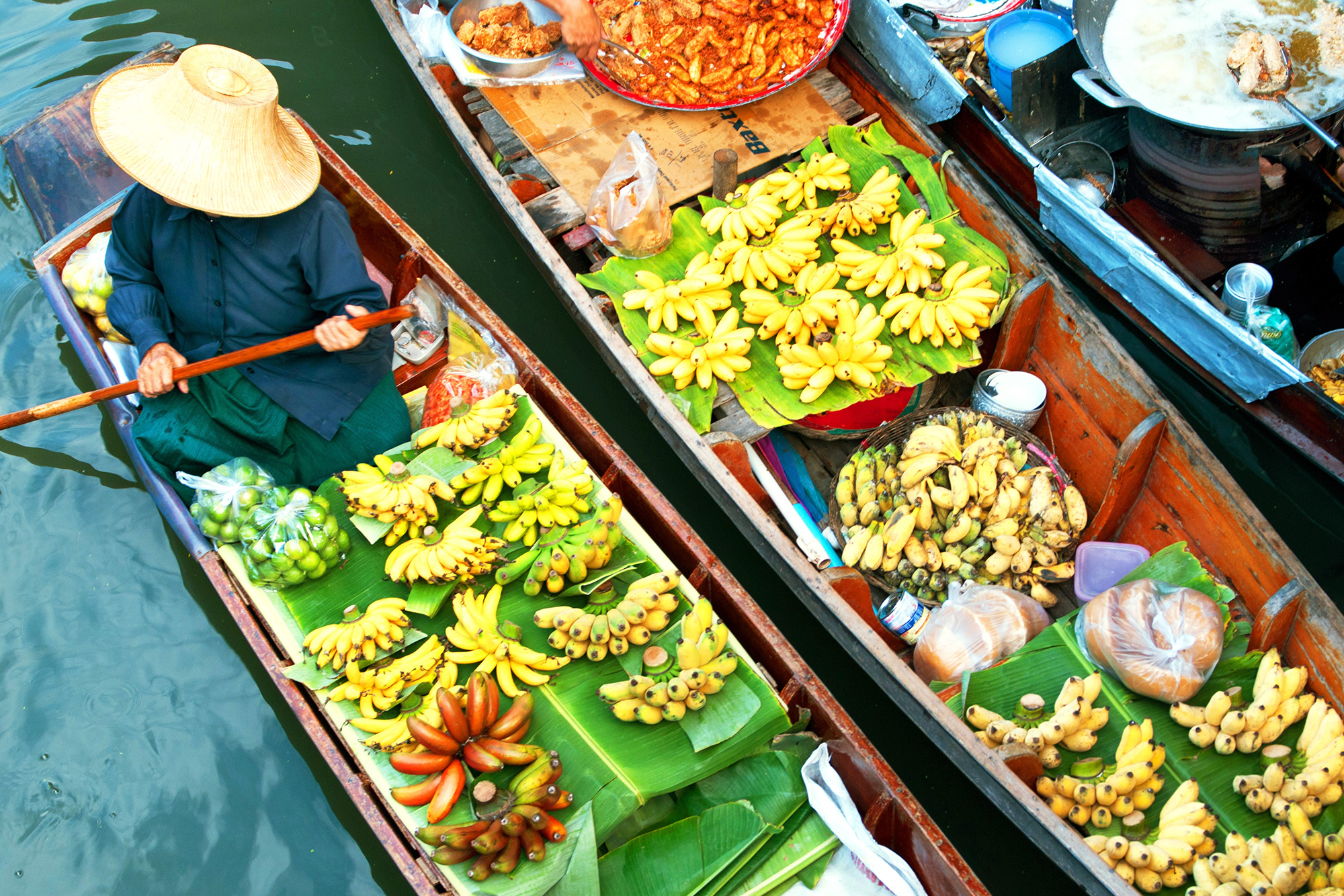 Take a float through this Thailand market Take a float through this Thailand market